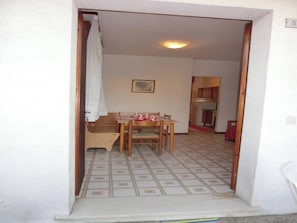 Apartamento, 2 quartos, varanda, vista para o jardim | Sala de jantar