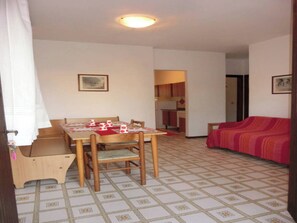 Appartement, 2 slaapkamers, patio, uitzicht op tuin | Dineerruimte