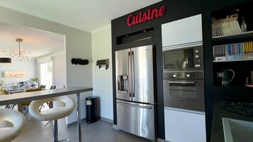 Een koelkast, een microgolfoven, een oven, een kookplaat