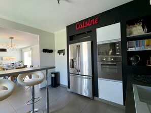 Réfrigérateur, micro-ondes, four, plaque de cuisson