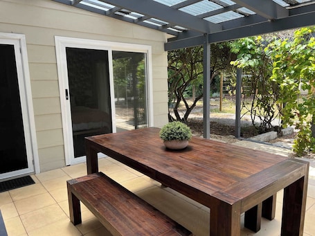 Outdoor dining. The Hideaway Long Beach - WIFI