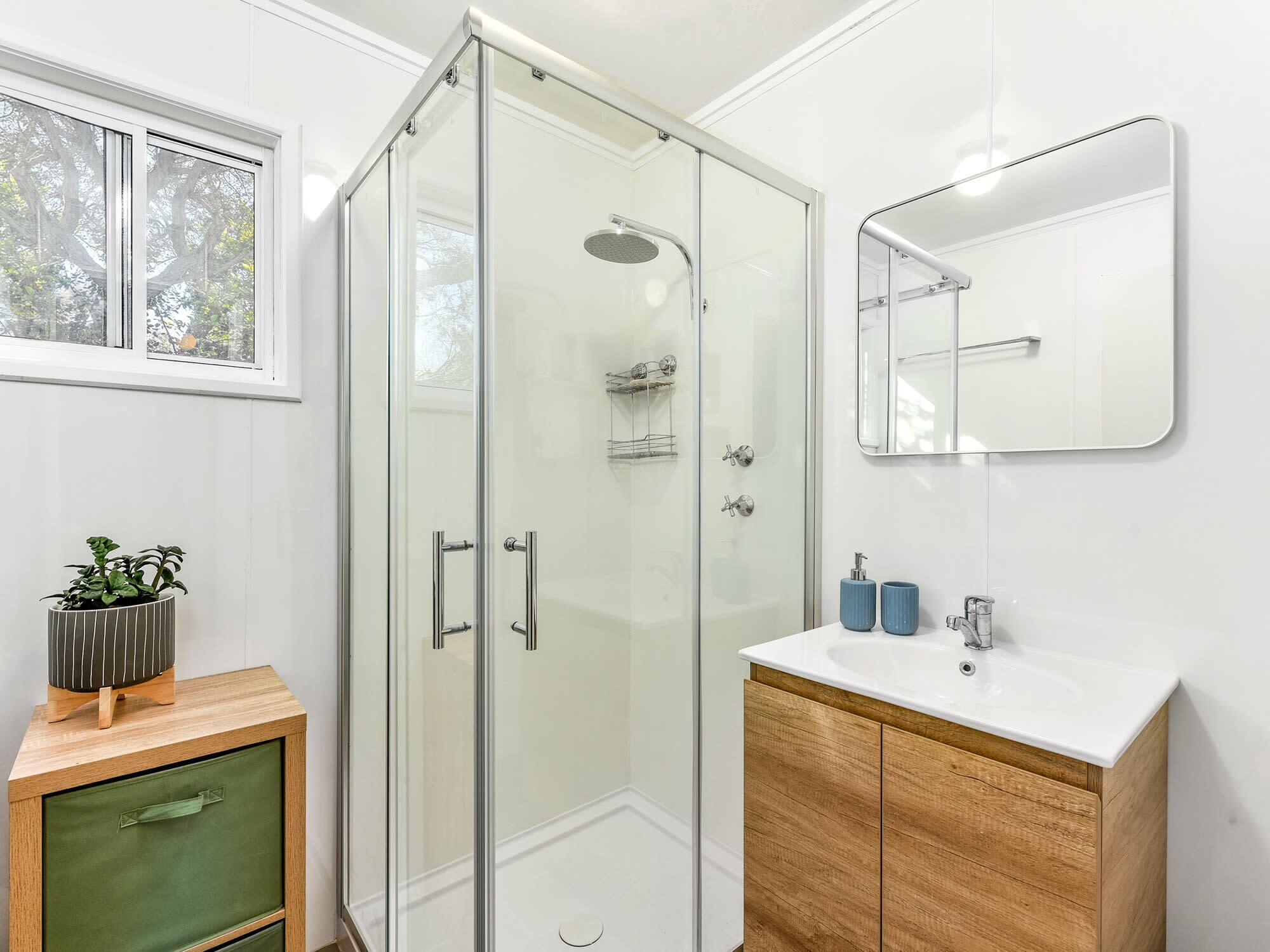 Douche, serviettes fournies, shampoing