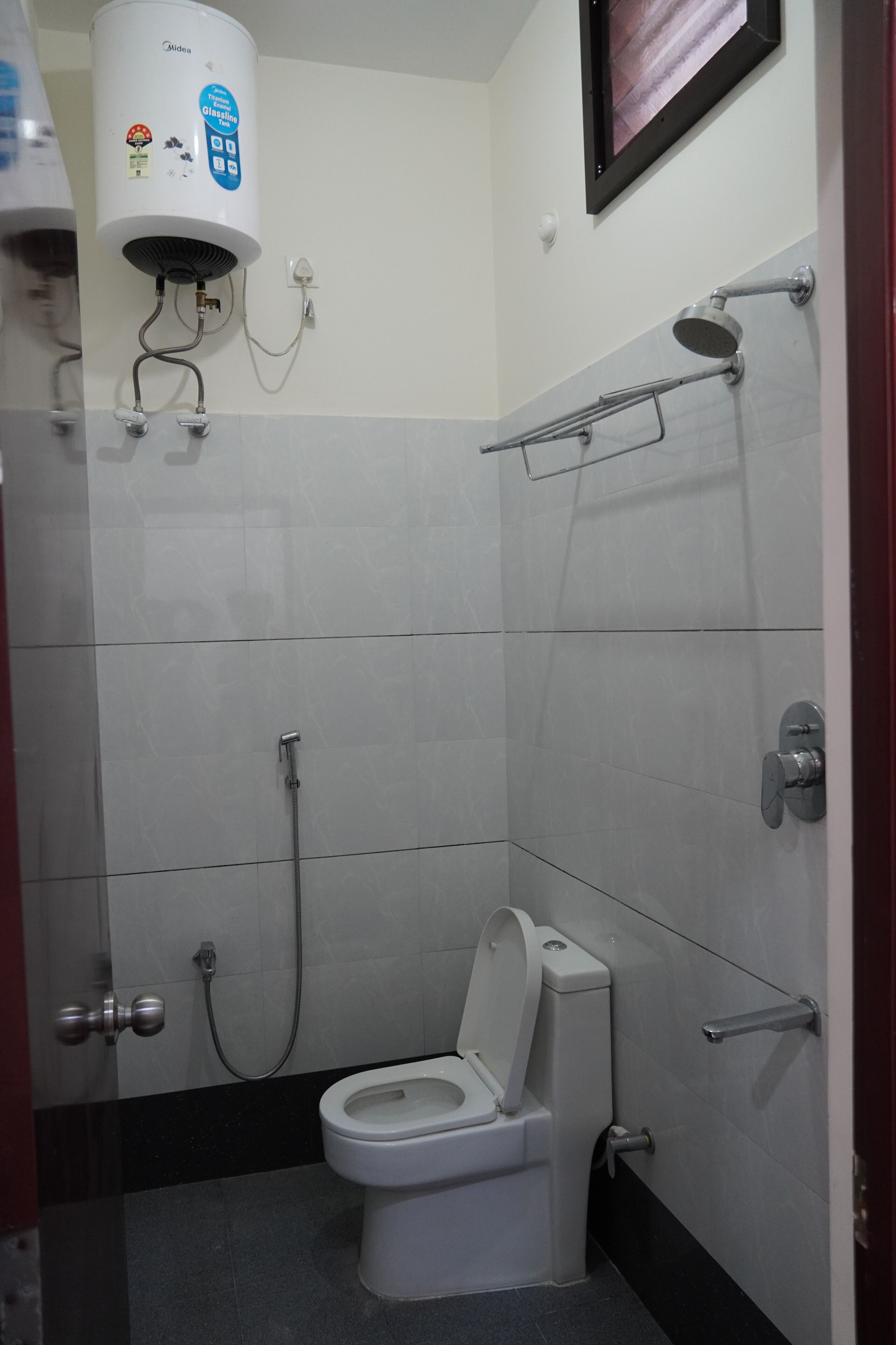 Standard Room | Bathroom | Shower, rainfall showerhead, towels, soap