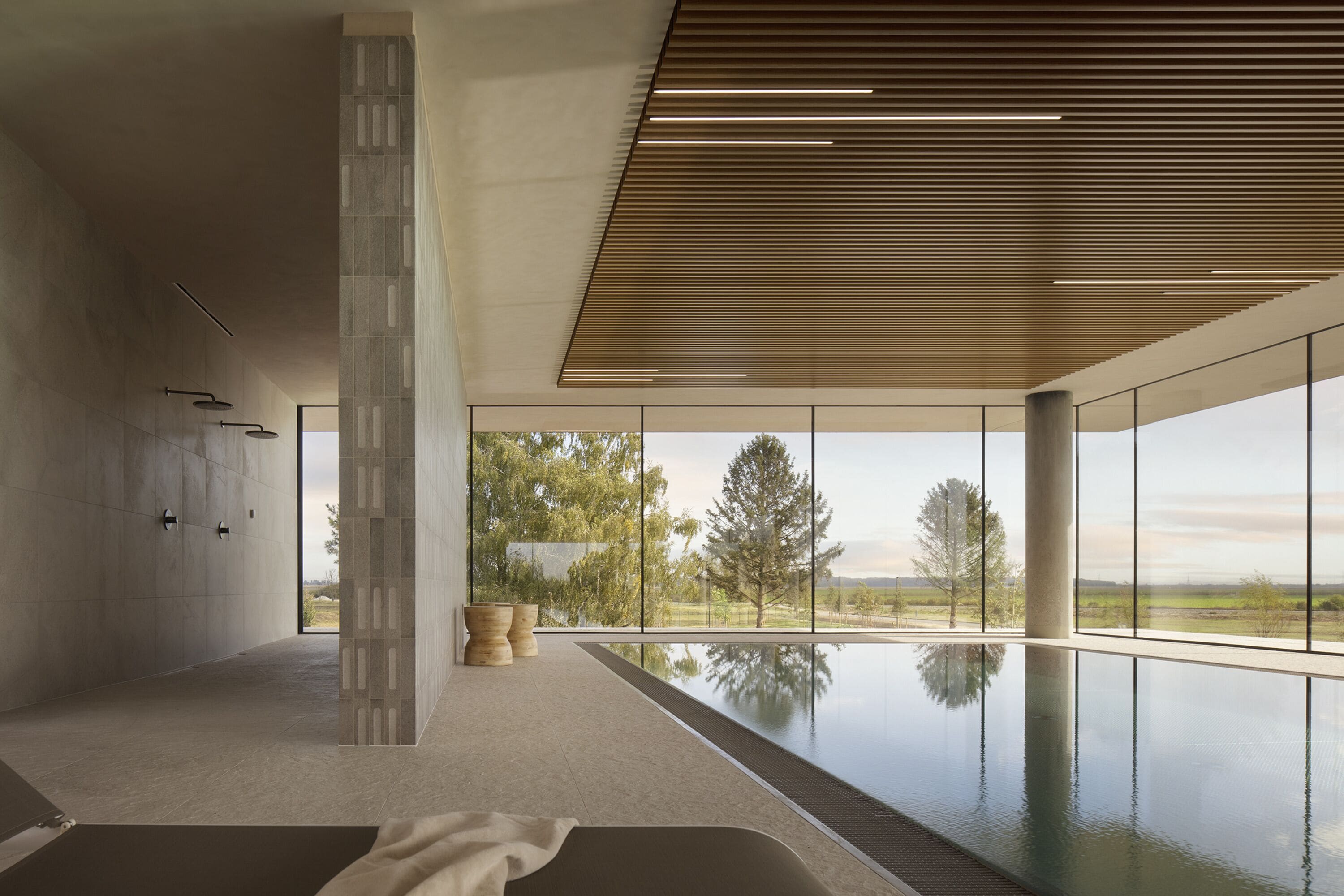 Una piscina cubierta, una piscina al aire libre, tumbonas