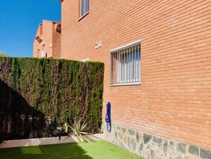 Property grounds - Family-Friendly House with Pool in Quiet Miami Playa (Miami Playa)