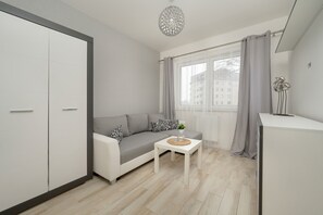 Apartamento, 1 habitación, balcón | 1 dormitorio y ropa de cama