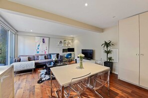 Basic Apartment | Dining - Chic High-end 1BD Flat - Near Borough Market! (London)