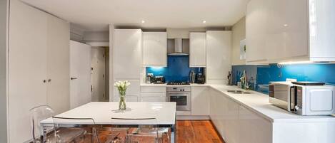 ベーシック アパートメント | 専用キッチン | 冷蔵庫、電子レンジ、オーブン、コンロ