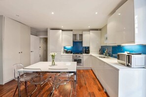 Basic Apartment | Private kitchen | Fridge, microwave, oven, stovetop - Chic High-end 1BD Flat - Near Borough Market! (London)