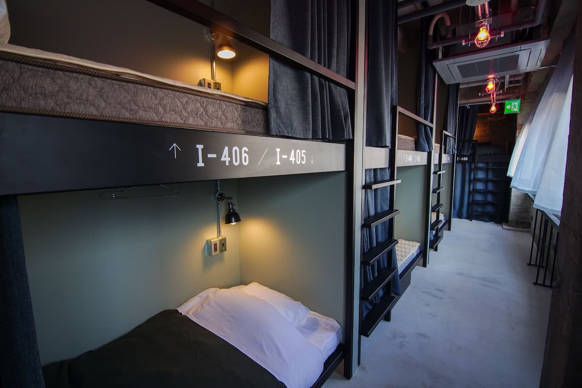 A bunk bed with a sign indicating room numbers I-406 and I-405.