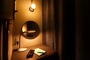 Cortinas blackout, tabla de planchar con plancha y wifi gratis 