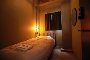 Basic Single Room | Blackout curtains, iron/ironing board, free WiFi, bed sheets - RED SUBMARINE - Hostel (Kure)