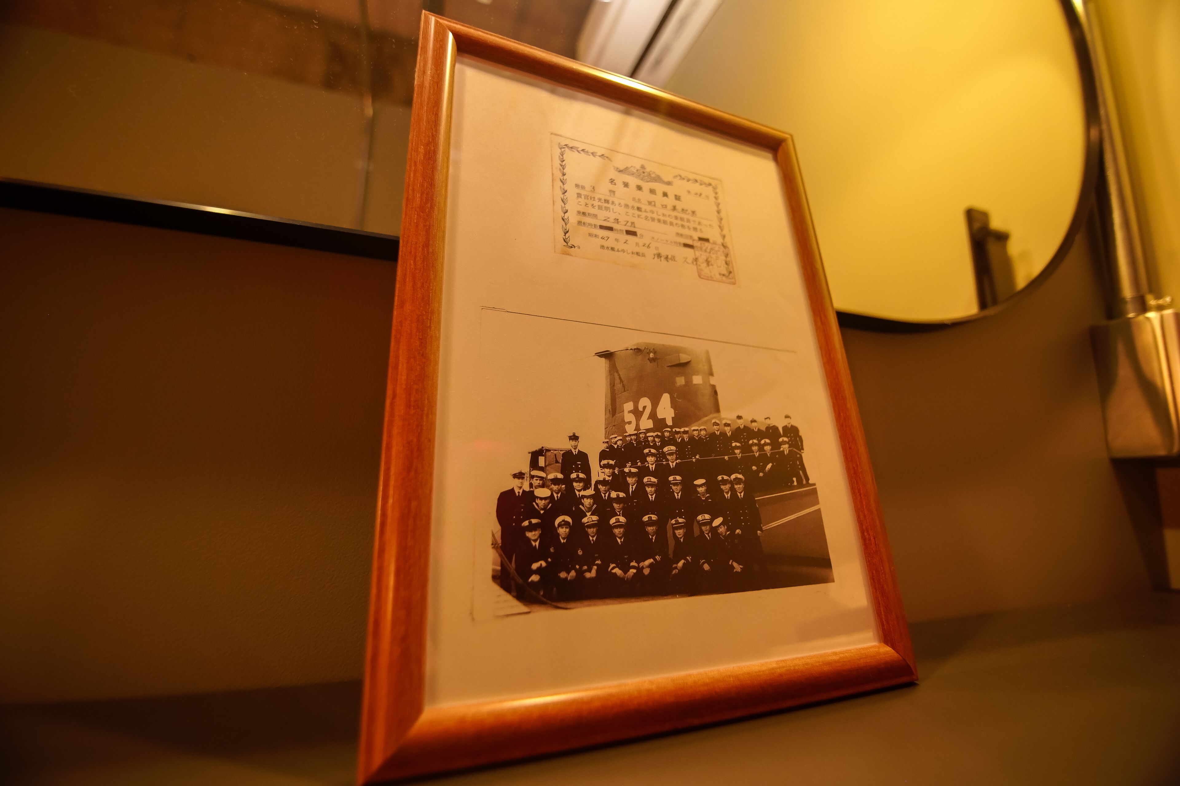 Fotografia històrica emmarcada amb una lletra descriptiva, penjada a la paret.
