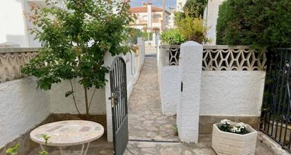 Charming Family Townhouse with Private Patio in Miami Playa