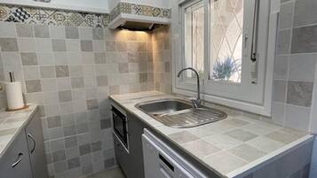 Mikrowelle, Ofen, GeschirrspĂŒler, Wasserkocher mit Kaffee-/Teezubehör