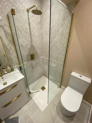 Bathroom - Gorgeous 2BD Flat - 5 Mins to Clapham Junction! (London)