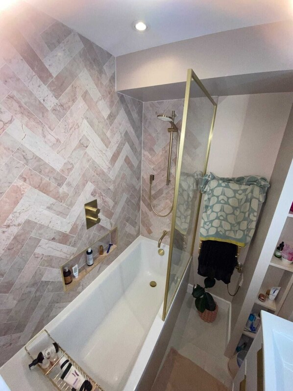 Basic Apartment | Bathroom - Gorgeous 2BD Flat - 5 Mins to Clapham Junction! (London)