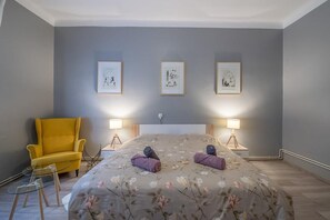 1 quarto, escrivaninha, ferros/tábuas de passar roupa, Wi-Fi de cortesia