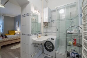 Haartrockner, Handtücher, Seife, Shampoo