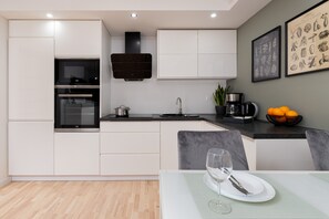 Leilighet, 1 soverom, balkong | Eget kjøkken | Oppvaskmaskin, kaffetrakter/tekoker og kjøkkenutstyr