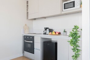 Micro-ondas, cafeteira/chaleira, torradeira