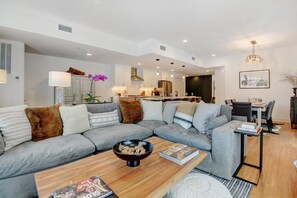 Smart-TV, Kamin, Videospiele, Musikbibliothek