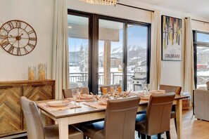 Dining - Luxury Condo 3202 I Private Hot Tub I AC I Great Views I Best Price I Discounted Attractions (Winter Park)