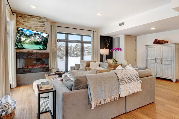 Smart TV, chimenea, videojuegos, biblioteca de música