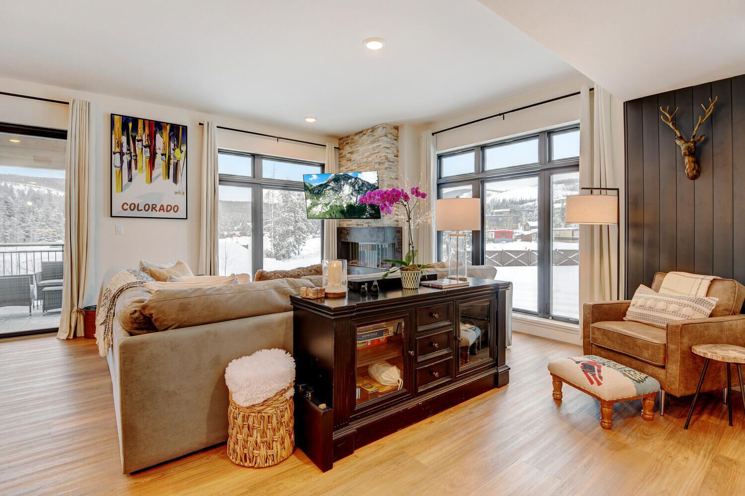 Smart-tv, een open haard, videospelletjes en een muziekbibliotheek