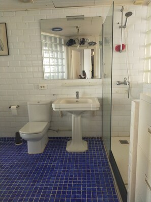 Douche, sèche-cheveux, serviettes fournies, savon