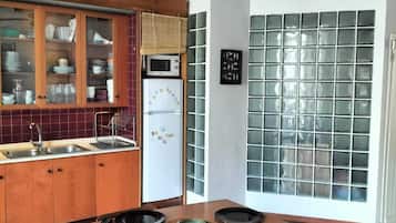 Réfrigérateur, micro-ondes, four, plaque de cuisson