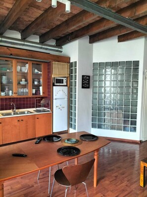 Fridge, microwave, oven, stovetop - Hermoso Apartamento con Terraza Privada (Barcelona)