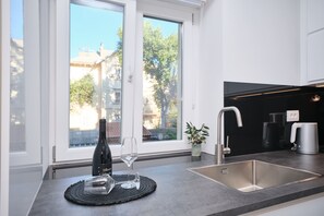 Kjøleskap, ovn, kokeplater og oppvaskmaskin