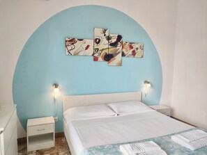 Kamar Basic, 1 Tempat Tidur Queen, kamar mandi umum | 1 kamar tidur, meja kerja, ruang kerja ramah laptop, dan Wi-Fi gratis