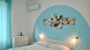 Basic Room, 1 Queen Bed, Shared Bathroom | 1 bedroom, desk, laptop workspace, free WiFi
