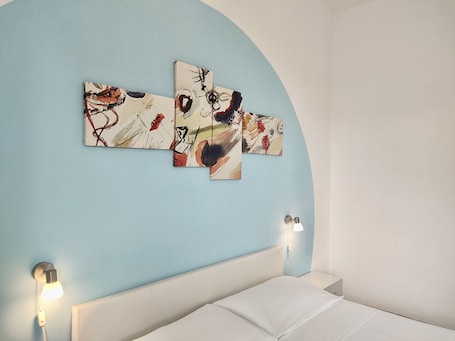 1 habitación, escritorio y espacio para trabajar con laptop