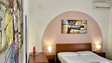 Basic Room, 1 Queen Bed, Shared Bathroom | 1 bedroom, desk, laptop workspace, free WiFi