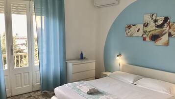 Basic Room, 1 Queen Bed, Shared Bathroom | 1 bedroom, desk, laptop workspace, free WiFi
