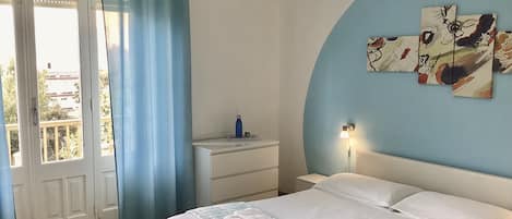 Habitación básica, 1 cama Queen size, baño compartido | 1 habitación, escritorio y espacio para trabajar con laptop