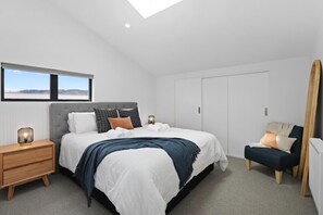 Bedroom - Inn Sophia - Two Homes, Spa Pools, Sleeps 10 (Rotorua)