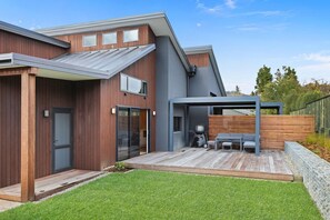A modern two-story house with a patio area. - Inn Sophia - Two Homes, Spa Pools, Sleeps 10 (Rotorua)