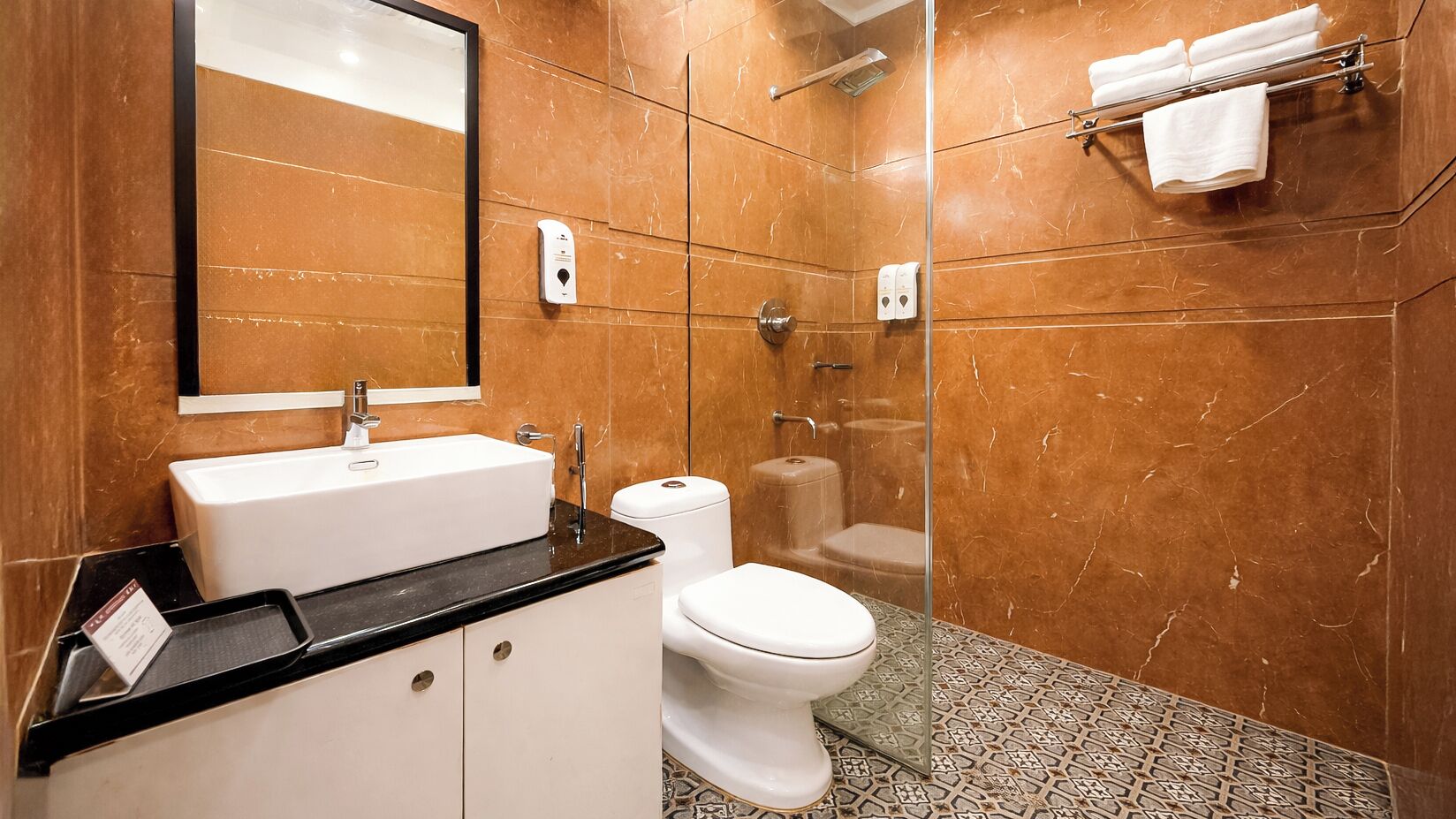 Un baño con lavamanos, inodoro y ducha.