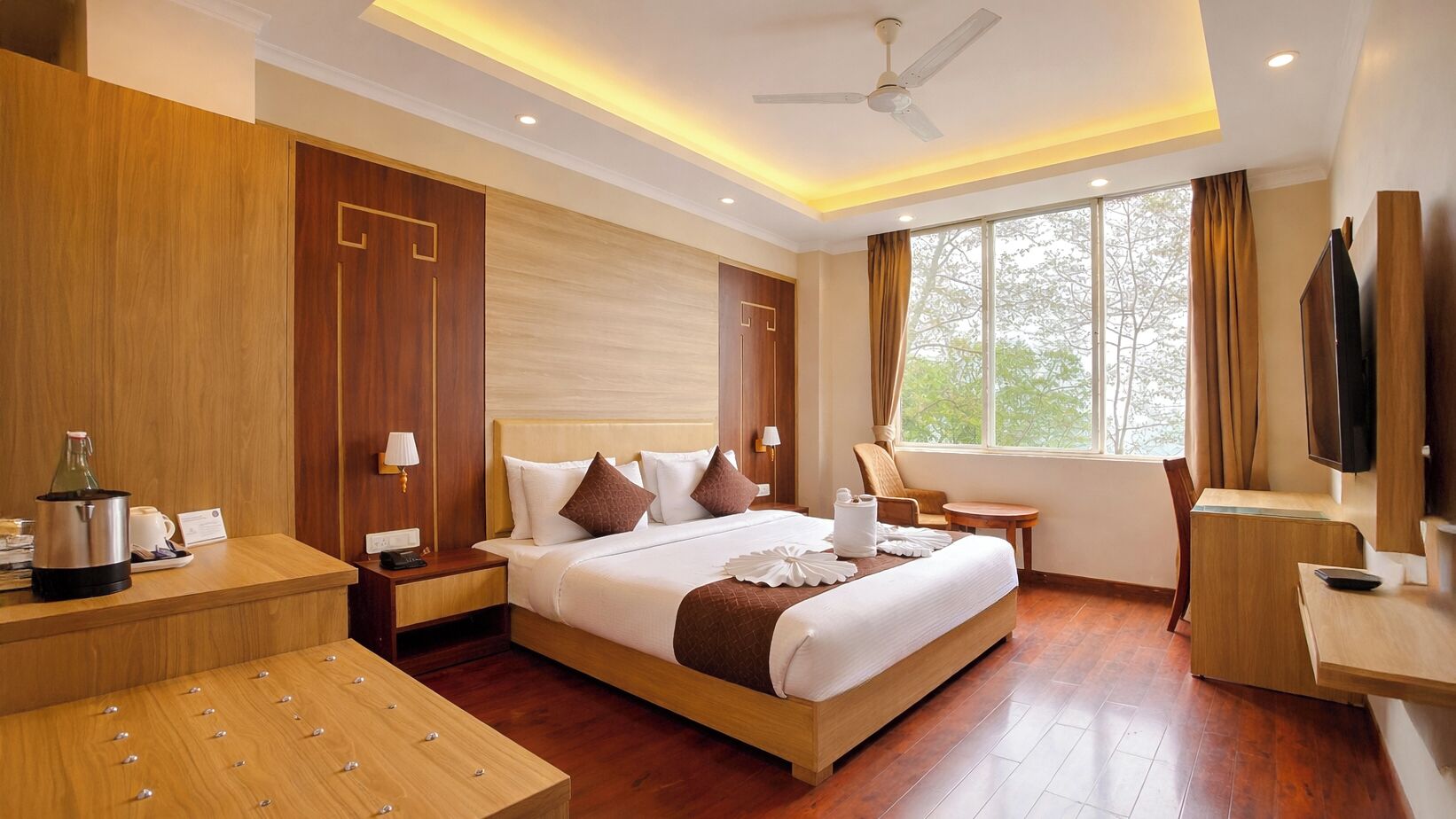 Deluxe Room | 1 bedroom, blackout drapes, soundproofing, free WiFi