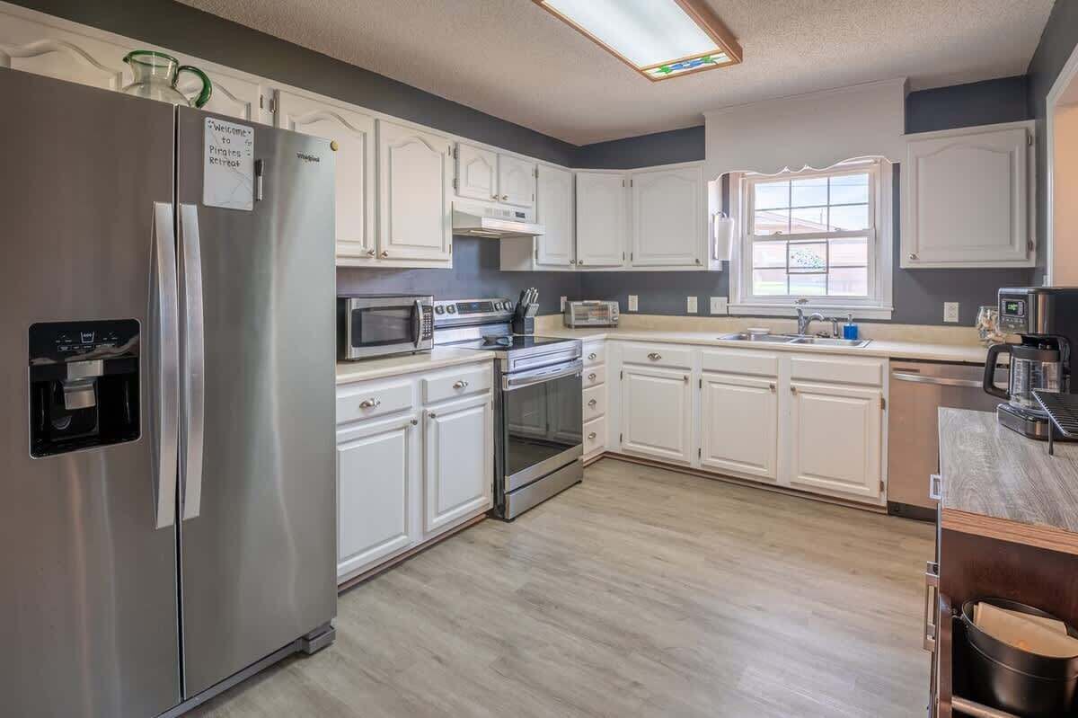 冷蔵庫、電子レンジ、オーブン、コンロ