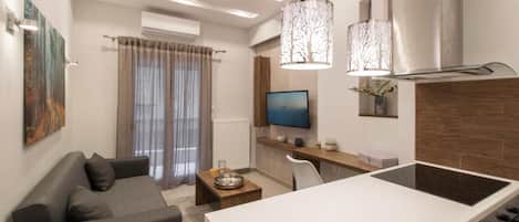 Apartamento City, 2 habitaciones | Zona de estar | Televisión LED de 42 pulgadas con canales digitales