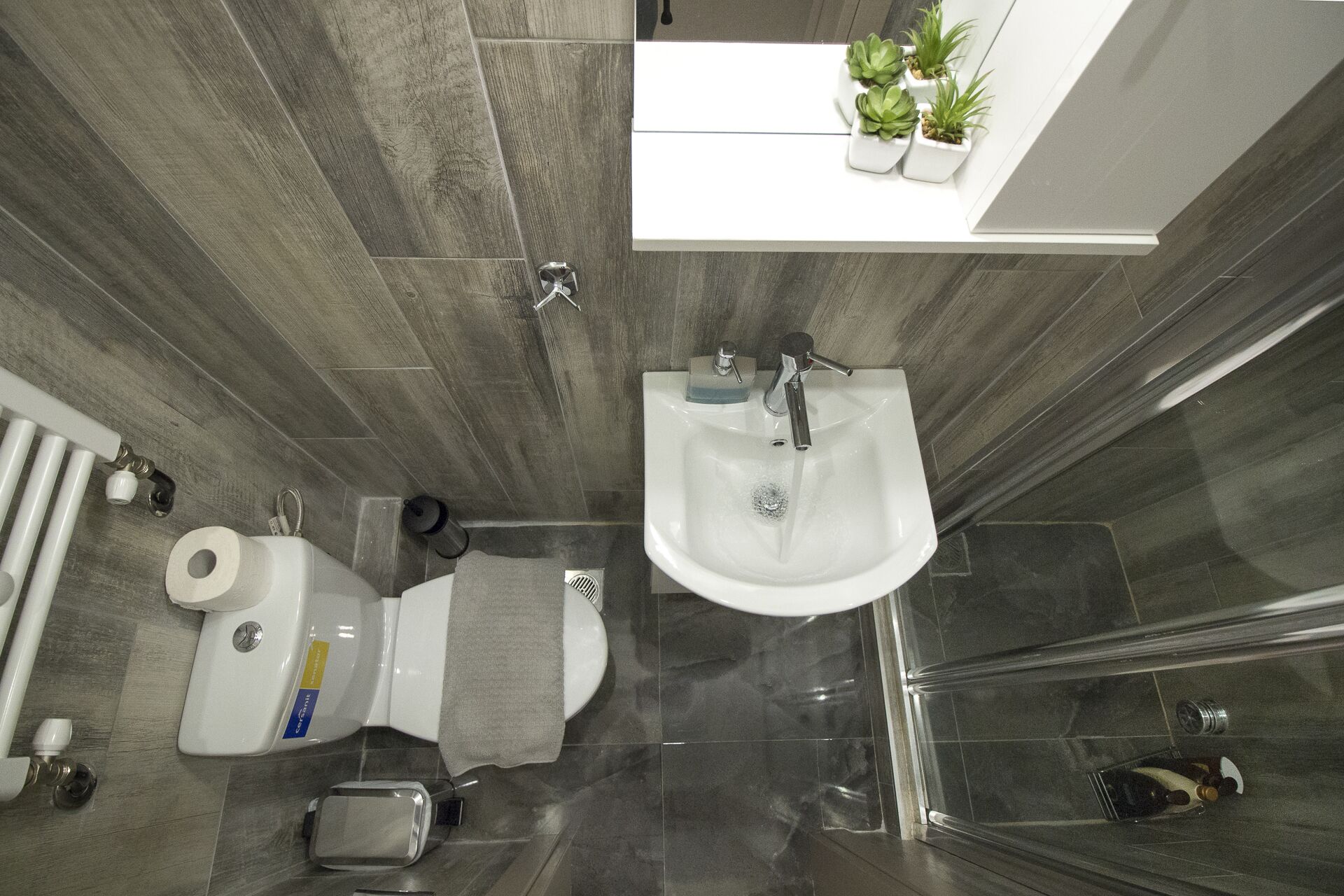 Un baño moderno con inodoro, bidé y lavamanos.