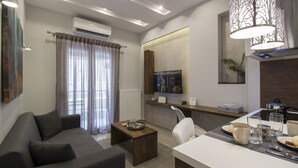 Ein modernes Wohnzimmer mit einer Couch, einem Couchtisch und einem an der Wand befestigten Fernseher.