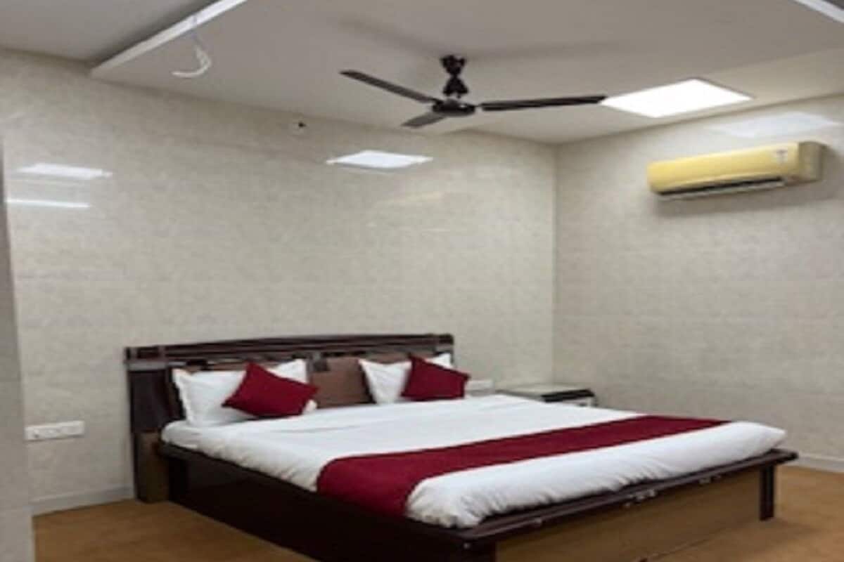 Ein Schlafzimmer mit einem Bett, einem Deckenventilator und einer Klimaanlage.