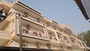 Edifici d'edifici amb balcons, aparells d'aire condicionat i elements estructurals visibles.