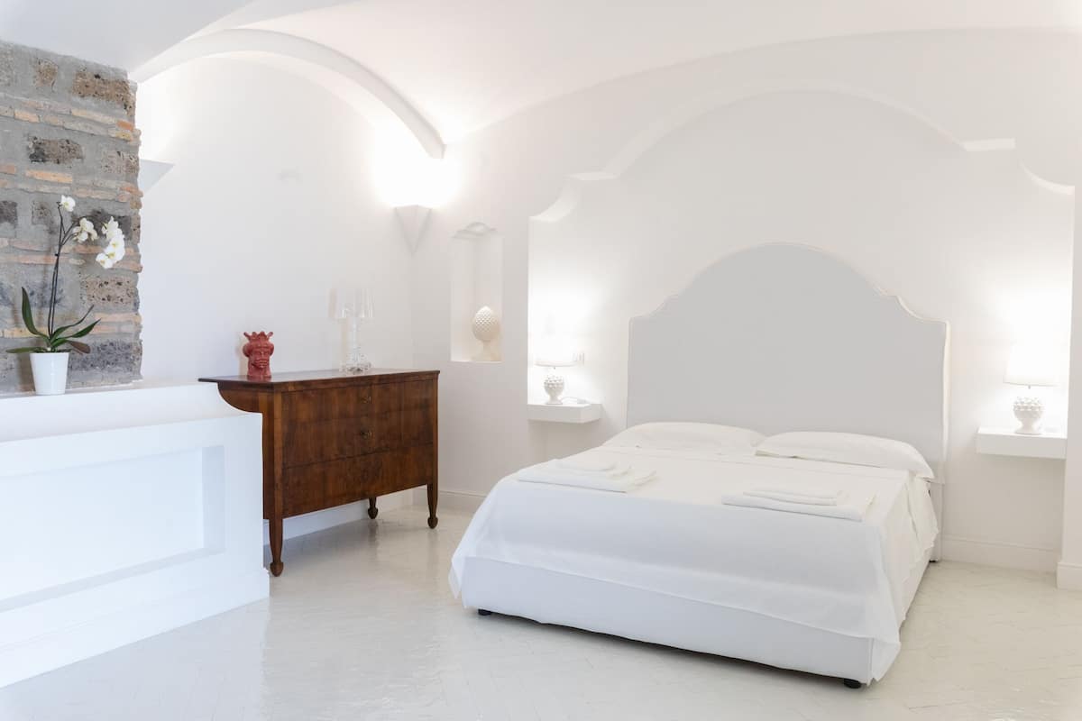 Driepersoonskamer | Luxe beddengoed, donsdekens, een bureau, een laptopwerkplek